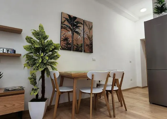 Like Shallvaret Centre ティラナ